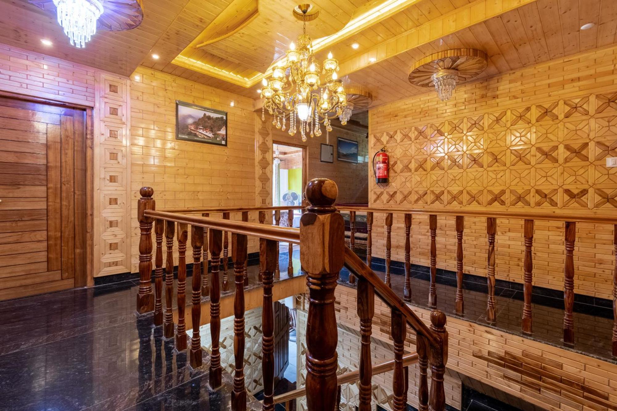 Hotel Wood Crista Kufri Near An Apple Orchard Exterior foto